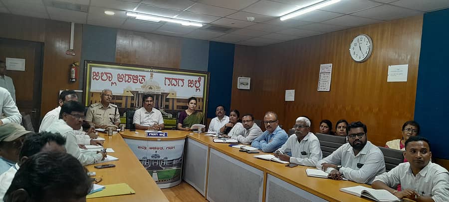 ಗದಗ ಜಿಲ್ಲಾಡಳಿತ ಭವನದಲ್ಲಿ ಶುಕ್ರವಾರ ನಡೆದ ವಿಡಿಯೊ ಸಂವಾದ ಸಭೆಯಲ್ಲಿ ಜಿಲ್ಲಾಧಿಕಾರಿ ಗೋವಿಂದರೆಡ್ಡಿ ಮಾತನಾಡಿದರು