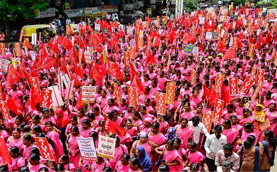 ಕಲಬುರಗಿಯಲ್ಲಿ ಶುಕ್ರವಾರ ನಡೆದ ಕರ್ನಾಟಕ ಸಂಯುಕ್ತ ಆಶಾ ಕಾರ್ಯಕರ್ತೆಯರ ಸಂಘಟನೆಯ ಪ್ರಥಮ ರಾಜ್ಯಮಟ್ಟದ ಸಮ್ಮೇಳನದ ಅಂಗವಾಗಿ ಆಶಾ ಕಾರ್ಯಕರ್ತೆಯರು ಬೃಹತ್ ಮೆರವಣಿಗೆ ನಡೆಸಿದರು. ಪ್ರಜಾವಾಣಿ ಚಿತ್ರ: ತಾಜುದ್ದೀನ್ ಆಜಾದ್