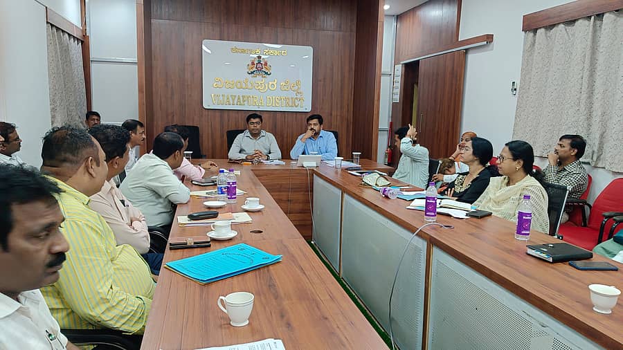 ವಿಜಯಪುರ ನಗರದ ಜಿಲ್ಲಾಧಿಕಾರಿ ಕಚೇರಿಯ ಸಭಾಂಗಣದಲ್ಲಿ ಶುಕ್ರವಾರ ನಡೆದ ಪೂರ್ವಭಾವಿ ಸಭೆಯಲ್ಲಿ ಜಿಲ್ಲಾಧಿಕಾರಿ ಟಿ.ಭೂಬಾಲನ್ ಮಾತನಾಡಿದರು