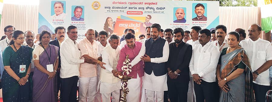 ದೇವನಹಳ್ಳಿ ಪ್ರಥಮ ದರ್ಜೆ ಕಾಲೇಜು ಆವರಣದಲ್ಲಿ ಜಿಲ್ಲಾಡಳಿತ, ಜಿಲ್ಲಾ ಪಂಚಾಯಿತಿ, ಜಿಲ್ಲಾ ಕೌಶಲ್ಯ ಮಿಷನ್, ಜಿಲ್ಲಾ ಕೈಗಾರಿಕೆ ಕೇಂದ್ರ ಸಹಯೋಗದಲ್ಲಿ ಹಮ್ಮಿಕೊಂಡಿದ್ದ ಜಿಲ್ಲಾ ಮಟ್ಟದ ಉದ್ಯೋಗ ಮೇಳವನ್ನು ಜಿಲ್ಲಾ ಉಸ್ತುವಾರಿ ಸಚಿವ ಕೆ.ಎಚ್.ಮುನಿಯಪ್ಪ, ಸಂಸದ ಡಾ.ಕೆ.ಸುಧಾಕರ್, ಶಾಸಕರಾದ ಶರತ್ ಬಚ್ಚೇಗೌಡ, ಧೀರಾಜ್ ಮುನಿರಾಜು ಇತರರು ಉದ್ಘಾಟಿಸಿದರು