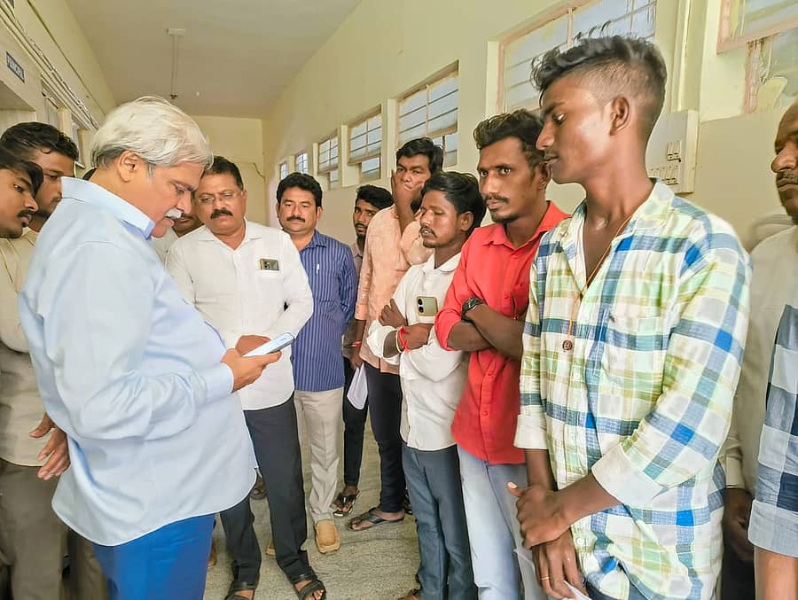 ಶಹಾಪುರ ನಗರದ ಸರ್ಕಾರಿ ಪದವಿ ಕಾಲೇಜಿಗೆ ಶುಕ್ರವಾರ ಜಿಲ್ಲಾ ಉಸ್ತುವಾರಿ ಸಚಿವ ಶರಣಬಸಪ್ಪ ದರ್ಶನಾಪುರ ಭೇಟಿ ನೀಡಿ ಪರಿಶೀಲನೆ ನಡೆಸಿದರು. ಕಾಲೇಜಿನ ಪ್ರಾಚಾರ್ಯ ಡಾ.ಎಸ್.ಎಸ್. ರಾಂಪುರೆ ಉಪಸ್ಥಿತರಿದ್ದರು