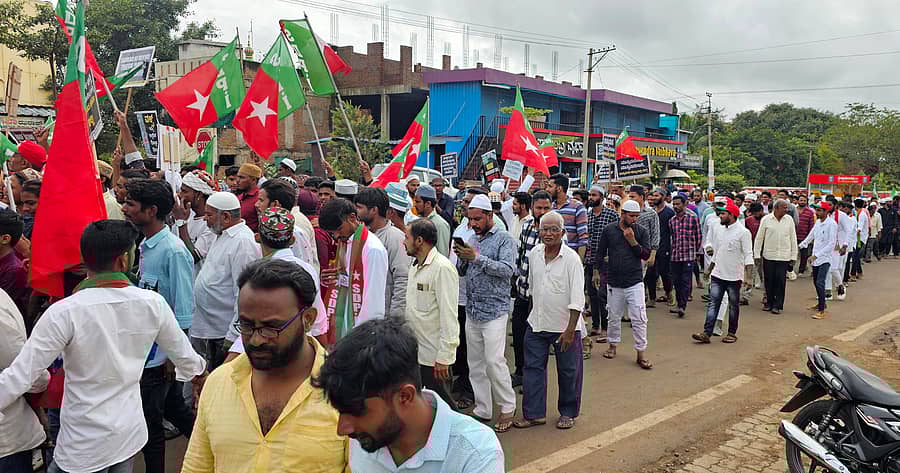 ಹುಕ್ಕೇರಿಯಲ್ಲಿ ಶುಕ್ರವಾರ ಎಸ್ಡಿಪಿಐ ಸಂಘಟನೆ ಸದಸ್ಯರು ಮತ್ತು ಸ್ಥಳೀಯ ಮುಸ್ಲಿಮರು ವಕ್ಫ್ ತಿದ್ದುಪಡಿ ಕಾಯ್ದೆ ತಿರಸ್ಕರಿಸುವಂತೆ ಆಗ್ರಹಿಸಿ ಪ್ರತಿಭಟಿಸಿದರು