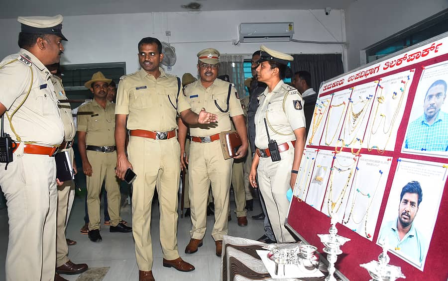 ತುಮಕೂರಿನ ಜಿಲ್ಲಾ ಪೊಲೀಸ್ ವರಿಷ್ಠಾಧಿಕಾರಿ ಕಚೇರಿಯಲ್ಲಿ ಶುಕ್ರವಾರ ಎಸ್ಸಿ ಕೆ.ವಿ.ಅಶೋಕ್ ಜಪ್ತಿ ಮಾಡಿರುವ ಚಿನ್ನಾಭರಣಗಳನ್ನು ವೀಕ್ಷಿಸಿದರು. ಡಿವೈಎಸ್ಪಿ ಕೆ.ಆರ್.ಚಂದ್ರಶೇಖರ್ ಇತರರು ಉಪಸ್ಥಿತರಿದ್ದರು