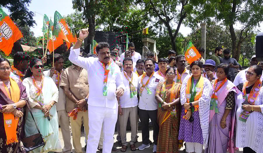 ರಾಹುಲ್ ಗಾಂಧಿ ಹೇಳಿಕೆ ಖಂಡಿಸಿ ಚಿತ್ರದುರ್ಗ ನಗರದಲ್ಲಿ ಶುಕ್ರವಾರ ಬಿಜೆಪಿ ಕಾರ್ಯಕರ್ತರು ಪ್ರತಿಭಟನೆ ನಡೆಸಿದರು