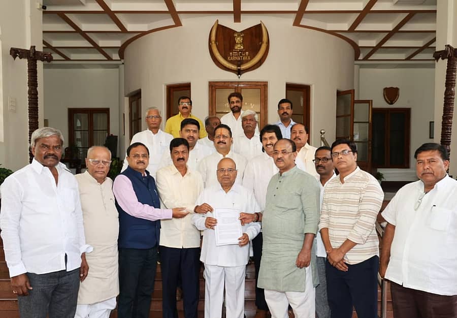 ಬಿಜೆಪಿ ಮುಖಂಡರು ಶುಕ್ರವಾರ ಬೆಂಗಳೂರಿನಲ್ಲಿ ರಾಜ್ಯಪಾಲ ಥಾವರಚಂದ್ ಗೆಹಲೋತ್ ಅವರಿಗೆ ಮನವಿಪತ್ರ ಸಲ್ಲಿಸಿದರು