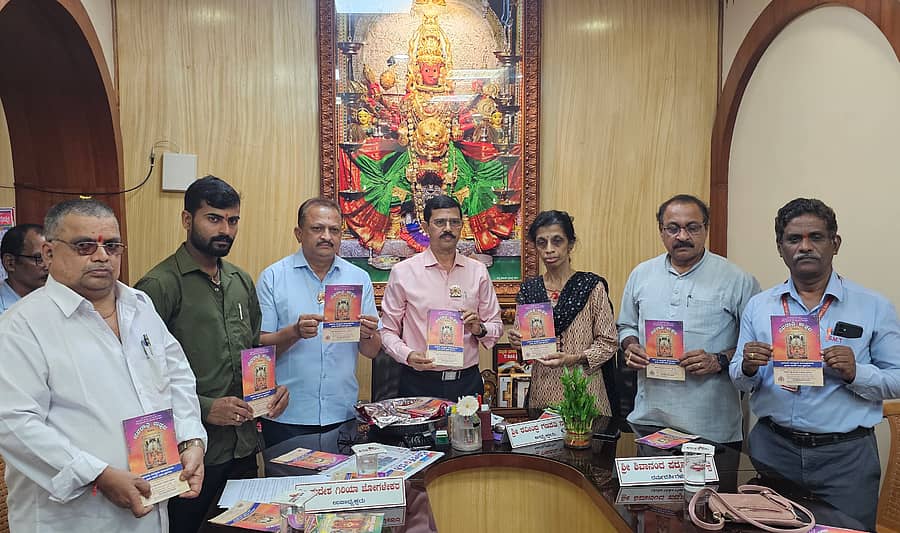 ಶಿರಸಿಯ ಮಾರಿಕಾಂಬಾ ದೇವಾಲಯದಲ್ಲಿ ಶರನ್ನವರಾತ್ರಿ ಉತ್ಸವದ ನಿಮಿತ್ತ ನಡೆಯುವ ಧಾರ್ಮಿಕ, ಸಾಂಸ್ಕೃತಿಕ ಹಾಗೂ ಕ್ರೀಡಾ ಕಾರ್ಯಕ್ರಮಗಳ ಆಮಂತ್ರಣವನ್ನು ಧರ್ಮದರ್ಶಿ ಮಂಡಳಿಯ ಪ್ರಮುಖರು ಬಿಡುಗಡೆ ಮಾಡಿದರು 