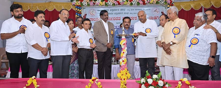 <div class="paragraphs"><p>ಬ್ಯಾಡಗಿ ಪಟ್ಟಣದ ಬಿಇಎಸ್‌ಎಂ ಕಲಾ ಮತ್ತು ವಾಣಿಜ್ಯ ಕಾಲೇಜಿನ ಸಭಾ ಭವನದಲ್ಲಿ ಆಯೋಜಿಸಿದ್ದ ಜಿಲ್ಲಾ ಮಟ್ಟದ ಪತ್ರಕರ್ತರ ಸಮ್ಮೇಳನದ ಜಿಲ್ಲಾ ಸಂಘದ ರಜತ ಮಹೋತ್ಸವ ಕಾರ್ಯಕ್ರಮವನ್ನು ಮುಖ್ಯಮಂತ್ರಿಗಳ ಮಾಧ್ಯಮ ಸಲಹೆಗಾರ ಕೆ.ವಿ.ಪ್ರಭಾಕರ ಉದ್ಘಾಟಿಸಿದರು.&nbsp;</p></div>