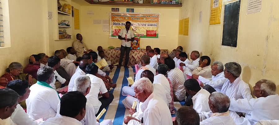 ತುರ್ವಿಹಾಳ ಪಟ್ಟಣದ ವಿವಿಧೋದ್ದೇಶ ಪ್ರಾಥಮಿಕ ಗ್ರಾಮೀಣ ಕೃಷಿ ಸಹಕಾರ ಸಂಘದಲ್ವಾರ್ಷಿಕ ಸಭೆಯಲ್ಲಿ ಮುಖ್ಯ ಕಾರ್ಯನಿರ್ವಾಣಾಧಿಕಾರಿ ವೀರೇಶ ನಾಯ್ಕರ್ ಮಾತನಾಡಿದರು