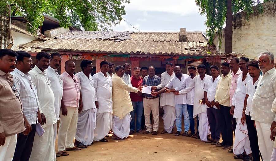 ಹುಣಸಗಿ ತಾಲ್ಲೂಕಿನ ಗ್ರಾಮವೊಂದರಲ್ಲಿ ಕೆಲ ಕುಟುಂಬಗಳ ಮೇಲೆ ಬಹಿಷ್ಕಾರ ಘಟನೆಯನ್ನು ಖಂಡಿಸಿ ಹುಣಸಗಿಯಲ್ಲಿ ಪ್ರಗತಿಪರ ಸಾಮೂಹಿಕ ದಲಿತ ಸಂಘಟನೆಗಳಿಂದ ಮನವಿ ಸಲ್ಲಿಸಲಾಯಿತು