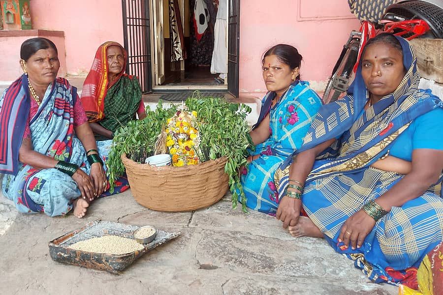ಬಾದಾಮಿಯಲ್ಲಿ ಜೋಕುಮಾರಸ್ವಾಮಿ ಮೂರ್ತಿಯನ್ನು ಮಹಿಳೆಯರು ಬೆತ್ತದ ಬುಟ್ಟಿಯಲ್ಲಿ ಮನೆ ಮನೆಗೆ ಹೊತ್ತು ಸಾಗಿದರು