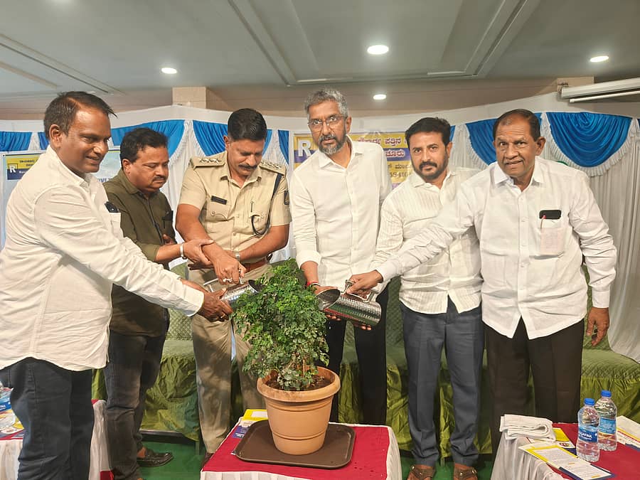 ರಾಯಚೂರು ಸೌಹಾರ್ದ ಪತ್ತಿನ ಸಹಕಾರಿ ನಿಯಮಿತ ಬ್ಯಾಂಕ್ ನಿಂದ ಕಾಂಪ್ಲೆಕ್ಸ್ ಸಭಾಂಗಣದಲ್ಲಿ ಆಯೋಜಿಸಿದ್ದ 12 ನೇ ವಾರ್ಷಿಕ ಸಾಮಾನ್ಯ ಸಭೆಗೆ ಕಾಂಗ್ರೆಸ್ ಯುವ ಮುಖಂಡ ರವಿ ಬೋಸರಾಜು ಚಾಲನೆ ನೀಡಿದರು