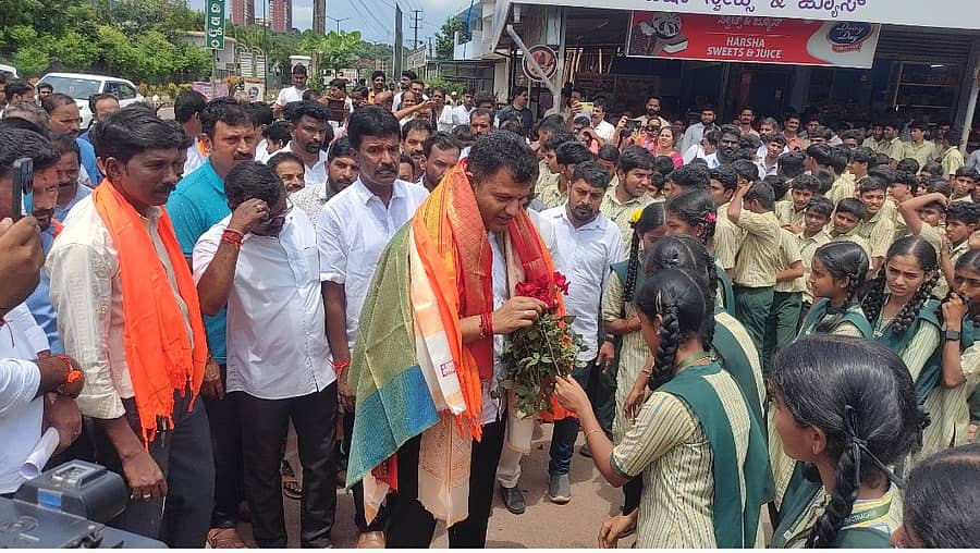 <div class="paragraphs"><p>ಸಂಸದ ಕ್ಯಾ.ಬ್ರಿಜೇಶ್ ಚೌಟ ಅವರನ್ನು ಮುಡಿಪುವಿನ ಕಾಯೆರ್ಗೋಳಿ ಬಳಿ ಬಿಜೆಪಿ ಕಾರ್ಯಕರ್ತರು, ಕೈರಂಗಳ ಶಾರದಾಗಣಪತಿ ವಿದ್ಯಾಕೇಂದ್ರದ ವಿದ್ಯಾರ್ಥಿಗಳು ವಿದ್ಯಾರ್ಥಿಗಳು ಶನಿವಾರ ಸ್ವಾಗತಿಸಿದರು.</p></div>