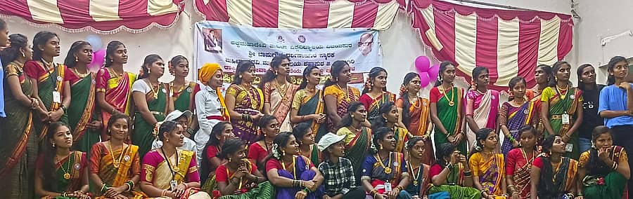 ಶಹಾಪುರ ತಾಲ್ಲೂಕಿನ ರಸ್ತಾಪುರ ಗ್ರಾಮದಲ್ಲಿ ಶನಿವಾರ ಬಾಪುಗೌಡ ದರ್ಶನಾಪುರ ಸ್ಮಾರಕ ಮಹಿಳಾ ಪದವಿ ಕಾಲೇಜಿನ ಎನ್‌ಎಸ್‌ಎಸ್‌ ಘಟಕಗಳ ವತಿಯಿಂದ ಹಮ್ಮಿಕೊಂಡಿದ್ದ ವಿಶೇಷ ವಾರ್ಷಿಕ ಶಿಬಿರದ ಸಮಾರೋಪ ಕಾರ್ಯಕ್ರಮದಲ್ಲಿ ಭಾಗವಹಿಸಿದ ವಿದ್ಯಾರ್ಥಿನಿಯರು