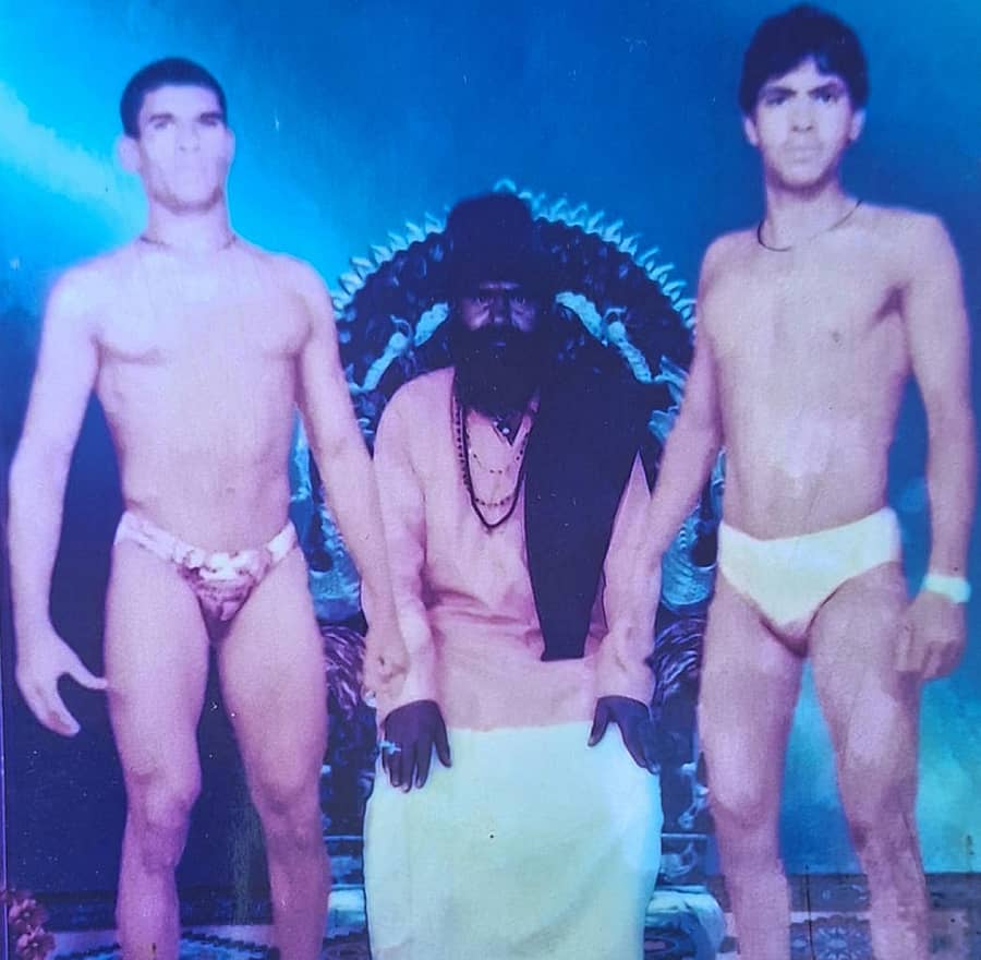 ತಮ್ಮ ಗುರು ಕರ್ಜಗಿ ರಾಜು ಮತ್ತು ಸ್ನೇಹಿತನೊಂದಿಗೆ ಪೈಲ್ವಾನ್ ಪಿಡ್ಡಪ್ಪ (ಎಡದಿಂದ ಮೊದಲನೆಯವರು)