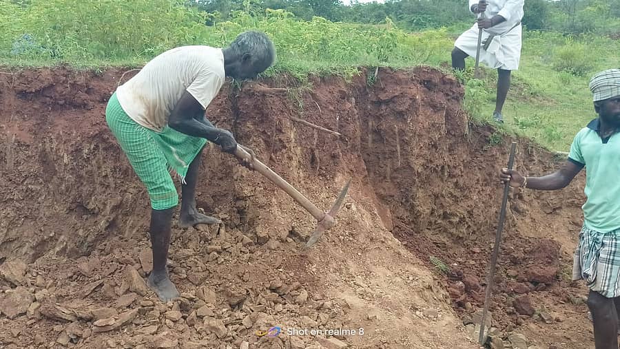ರಾಣೆಬೆನ್ನೂರು ತಾಲ್ಲೂಕಿನ ಉಕ್ಕುಂದ ಗ್ರಾಮದ 65 ವರ್ಷ ವಯೋಮಾನದ ನೀಲಪ್ಪ ಮಾಚಪ್ಪ ಕಾನಬಸಣ್ಣನವರ ನರೇಗಾ ಯೋಜನೆ ಕಾಮಗಾರಿಯಲ್ಲಿ ತೊಡಗಿದ್ದಾರೆ.