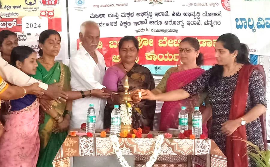 ಬಸವಾಪಟ್ಟಣ ಸಮೀಪದ ಚಿರಡೋಣಿಯಲ್ಲಿ ಏರ್ಪಡಿಸಿದ್ದ ಪೋಷಣ್ ಮಾಸಾಚರಣೆ ಕಾರ್ಯಕ್ರಮವನ್ನು ಗ್ರಾಮ ಪಂಚಾಯಿತಿ ಅಧ್ಯಕ್ಷೆ ಕಮಲಮ್ಮ ಉದ್ಘಾಟಿಸಿದರು