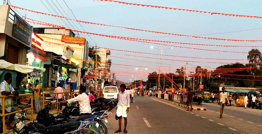ಮೊಳಕಾಲ್ಮುರಿನಲ್ಲಿ ಭಾನುವಾರ ನಡೆಯಲಿರುವ ಹಿಂದೂ ಮಹಾ ಗಣಪತಿ ಶೋಭಾಯಾತ್ರೆ ಅಂಗವಾಗಿ ಸಿಂಗಾರಗೊಂಡಿರುವ ಪಟ್ಟಣದ ಮುಖ್ಯಬೀದಿ