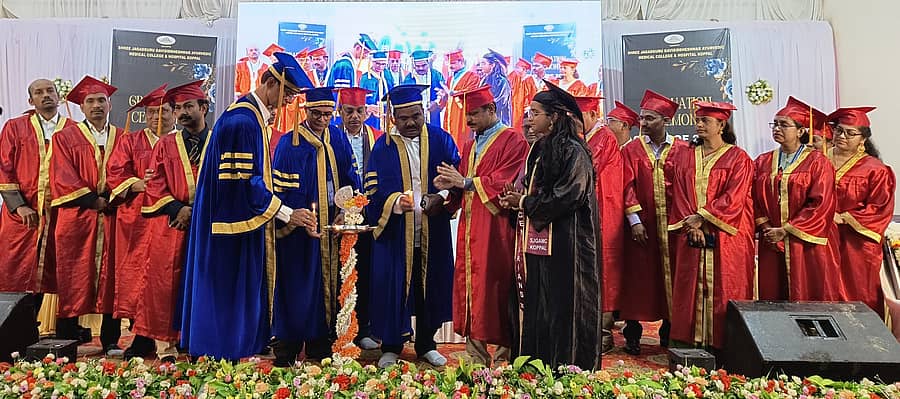 ಕೊಪ್ಪಳದಲ್ಲಿ ಶನಿವಾರ ನಡೆದ ಜಗದ್ಗುರು ಗವಿಸಿದ್ದೇಶ್ವರ ಆಯುರ್ವೇದ ಮಹಾವಿದ್ಯಾಲಯದ ವಾರ್ಷಿಕ ಘಟಿಕೋತ್ಸವವನ್ನು ಆಯುಷ್ ಇಲಾಖೆಯ ಜಂಟಿ ನಿರ್ದೇಶಕ ಡಾ. ಬಿ.ಎಸ್. ಶ್ರೀಧರ ಉದ್ಘಾಟಿಸಿದರು