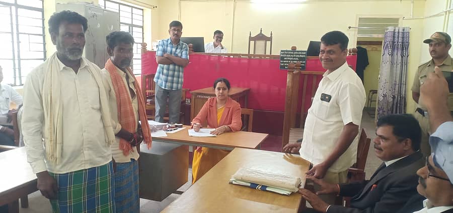 ಹರಪನಹಳ್ಳಿ ನ್ಯಾಯಾಲಯದ ಆವರಣದಲ್ಲಿ ನ್ಯಾಯಧೀಶೆ ಉಷಾರಾಣಿ ಆರ್. ಸಮ್ಮುಖದಲ್ಲಿ ಪ್ರಕರಣವೊಂದರ ರಾಜಿ ಸಂಧಾನ ಜರುಗಿತು