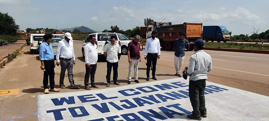 ಹೊಸಪೇಟೆ ಸಮೀಪದ ಟಿ.ಬಿ.ಡ್ಯಾಂ ಬಳಿ ಕೊಪ್ಪಳದಿಂದ ಜಿಲ್ಲೆಗೆ ಪ್ರವೇಶ ಪಡೆಯುವ ಸ್ಥಳದಲ್ಲಿ ವಿಜಯನಗರ ಜಿಲ್ಲೆಗೆ ಸ್ವಾಗತ ಕೋರಿ ರಸ್ತೆಗೆ ಹಚ್ಚಲಾದ ಪೇಂಟ್ –ಪ್ರಜಾವಾಣಿ ಚಿತ್ರ