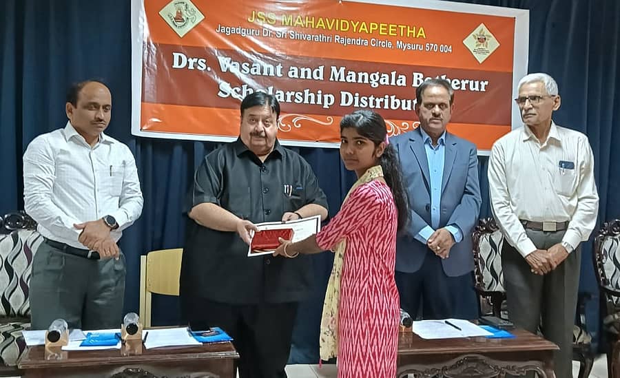 ಮೈಸೂರಿನಲ್ಲಿ ಡಾ. ವಸಂತ್‌ ಬೆಟ್‌ಕೆರೂರ್‌ ಮತ್ತು ಡಾ. ಮಂಗಳ ಬೆಟ್‌ಕೆರೂರ್‌ ಅ‌ವರು ಸ್ಥಾಪಿಸಿರುವ ದತ್ತಿನಿಧಿಯ ವಿದ್ಯಾರ್ಥಿ ವೇತನ ವಿತರಿಸಲಾಯಿತು