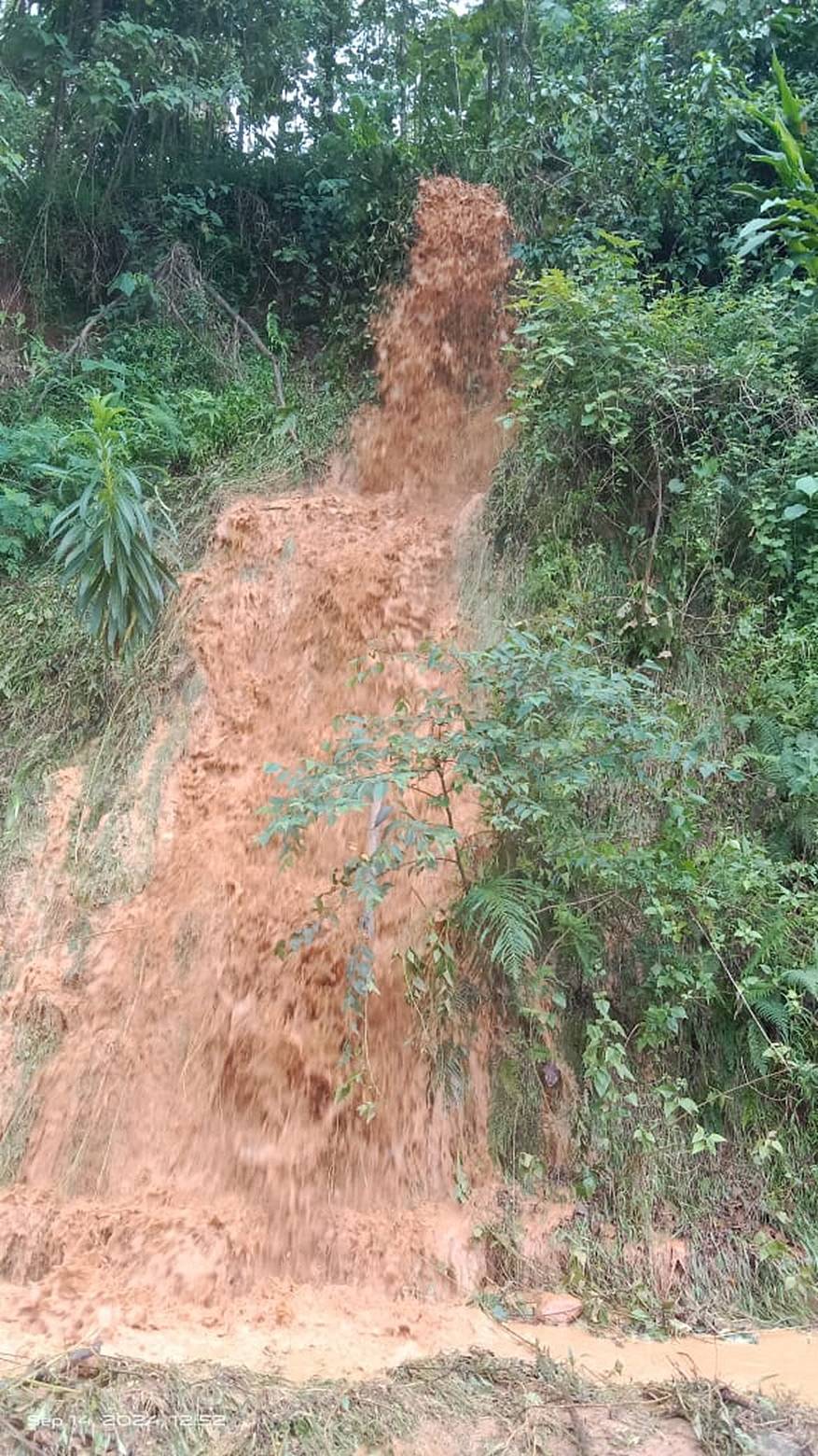 ಸಕಲೇಶಪುರ ತಾಲ್ಲೂಕಿನ ಕ್ಯಾನಹಳ್ಳಿ ಬಳಿ, ಮೈಸೂರು ಮರ್ಕೆಂಟೈಲ್ ಕಂಪನಿ ಜಲ ವಿದ್ಯುತ್ ಘಟಕದ ಸಮೀಪ ಶನಿವಾರ ಮಧ್ಯಾಹ್ನ ಎತ್ತಿನಹೊಳೆ ನೀರಿನ ಪೈಪ್ಲೈನ್ನಲ್ಲಿ ನೀರು ಸೋರಿಕೆಯಾಗಿತ್ತು.