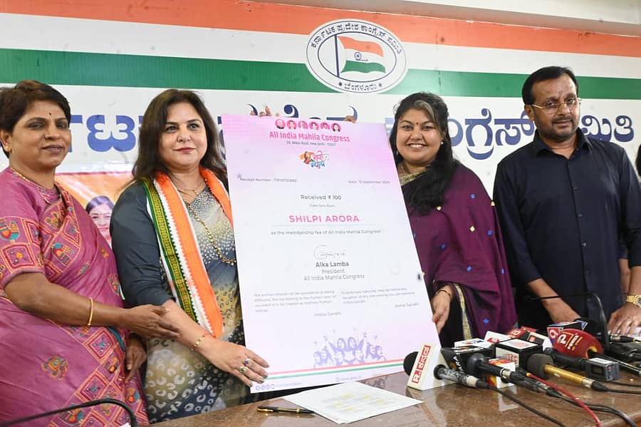 ಕೆಪಿಸಿಸಿ ಕಚೇರಿಯಲ್ಲಿ ಮಹಿಳಾ ಕಾಂಗ್ರೆಸ್ ಸದಸ್ಯತ್ವ ನೋಂದಣಿ ಅಭಿಯಾನಕ್ಕೆ ಸಾಂಕೇತಿಕವಾಗಿ ಭಾನುವಾರ ಚಾಲನೆ ನೀಡಲಾಯಿತು. ಮಹಿಳಾ ಕಾಂಗ್ರೆಸ್ ಘಟಕದ ಮಾಜಿ ಅಧ್ಯಕ್ಷೆ ಮಂಜುಳಾ ನಾಯ್ಡು, ರಾಷ್ಟ್ರೀಯ ಮಹಿಳಾ ಕಾಂಗ್ರೆಸ್ ವೀಕ್ಷಕಿ ಶಿಲ್ಪಿ ಅರೋರಾ, ಕೆಪಿಸಿಸಿ ಮಹಿಳಾ ಘಟಕದ ಅಧ್ಯಕ್ಷೆ ಸೌಮ್ಯಾ ರೆಡ್ಡಿ, ಮಹಿಳಾ ಕಾಂಗ್ರೆಸ್ ಉಸ್ತುವಾರಿ ನಾರಾಯಣ ಸ್ವಾಮಿ ಇದ್ದರು