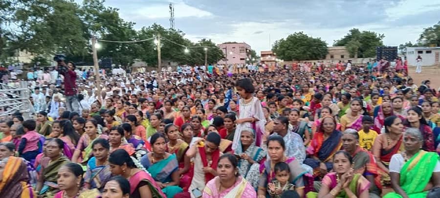 ಕೊಪ್ಪಳದ ಗವಿಮಠದ ಅಭಿನವ ಗವಿಸಿದ್ದೇಶ್ವರ ಸ್ವಾಮೀಜಿಯವರ ಆಶೀರ್ವಚನ ಕೇಳಲು ನೂರಾರು ಮಂದಿ ಸೇರಿದ್ದರು