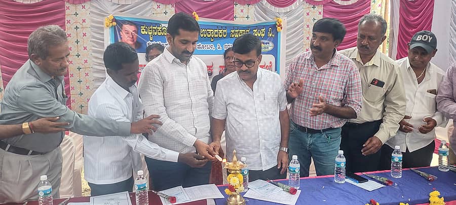 ತಿ.ನರಸೀಪುರ ತಾಲ್ಲೂಕು ಕುಳ್ಳನಕೊಪ್ಪಲು ಗ್ರಾಮದಲ್ಲಿ ಶನಿವಾರ ಏರ್ಪಡಿಸಿದ್ದ ಹಾಲು ಉತ್ಪಾದಕರ ಸಹಕಾರ ಸಂಘದ ವಾರ್ಷಿಕ ಮಹಾಸಭೆಯನ್ನು ಮೈಮೂಲ್ ಅಧ್ಯಕ್ಷ ಚೆಲುವರಾಜು ಉದ್ಘಾಟಿಸಿದರು