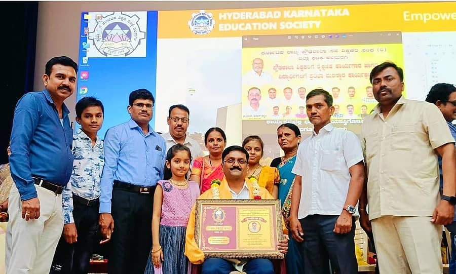 ಚಿಂಚೋಳಿ ತಾಲ್ಲೂಕು ಕನಕಪುರ ಸರ್ಕಾರಿ ಪ್ರೌಢಶಾಲೆಯ ವಿಜ್ಞಾನ ಶಿಕ್ಷಕ ರಾಜಶೇಖರ ಹೊಕ್ರಾಣಿ ಅವರಿಗೆ ಪ್ರೌಢಶಾಲಾ ಶಿಕ್ಷಕರ ಸಂಘದ ಜಿಲ್ಲಾ ಮಟ್ಟದ ಉತ್ತಮ ಶಿಕ್ಷಕ ಪ್ರಶಸ್ತಿ ಪ್ರದಾನ ಮಾಡಲಾಯಿತು