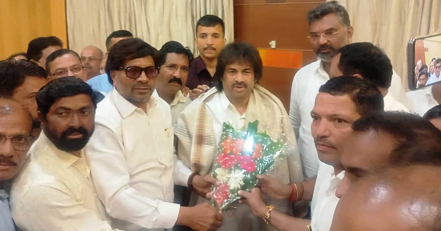 ಕರ್ನಾಟಕ ರಾಜ್ಯ ಮಾಧ್ಯಮಿಕ ಶಾಲಾ ಹಾಗೂ ಕಾಲೇಜುಗಳ ನೌಕರರ ಸಂಘದ ಪದಾಧಿಕಾರಿಗಳು ಬೆಳಗಾವಿಗೆ ಭೇಟಿ ನೀಡಿದ್ದ ಶಿಕ್ಷಣ ಸಚಿವ ಮಧು ಬಂಗಾರಪ್ಪ ಅವರನ್ನು ಸತ್ಕರಿಸಿದರು.