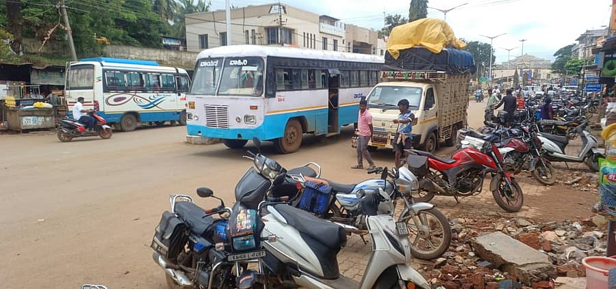 ಹಿರೇಕೆರೂರು ಪಟ್ಟಣದ ಬಸ್ ನಿಲ್ದಾಣದ ಎದುರುಗಡೆ ರಸ್ತೆ ಮೇಲೆ ಸರಕು ಇಳಿಸಲು ನಿಂತಿರುವ ವಾಹನ ಹಾಗೂ ಪಾದಚಾರಿ ರಸ್ತೆ ಆಕ್ರಮಿಸಿರುವ ಅಂಗಡಿಕಾರರ ಸಾಮಗ್ರಿ, ಬೈಕ್ಗಳು