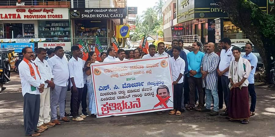 ಭಾರತೀಯ ಜನತಾ ಪಾರ್ಟಿ ಕಾಪು ಮಂಡಲ ಮತ್ತು ಎಸ್.ಸಿ ಮೋರ್ಚಾ ವತಿಯಿಂದ ಪ್ರತಿಭಟನೆಯನ್ನು ಕಾಪು ಪೇಟೆಯಲ್ಲಿ ಶನಿವಾರ ಆಯೋಜಿಸಲಾಯಿತು.