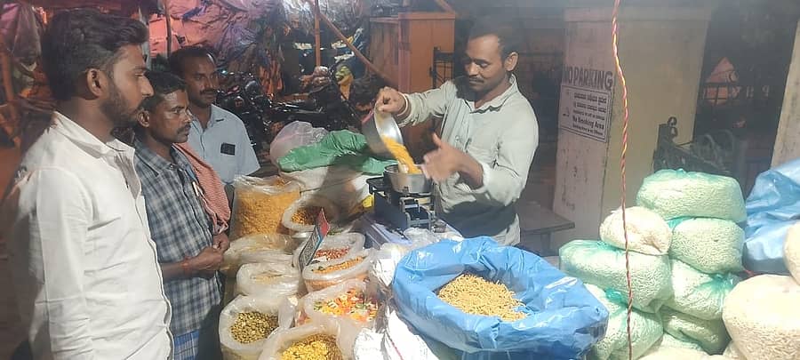 ಮುಳಬಾಗಿಲು ತಾಲ್ಲೂಕಿನ ನಂಗಲಿ ಸಂತೆಯಲ್ಲಿ ವ್ಯಾಪಾರ ಮಾಡುತ್ತಿರುವ ಕಡ್ಲೇಪುರಿ ವ್ಯಾಪಾರಿ