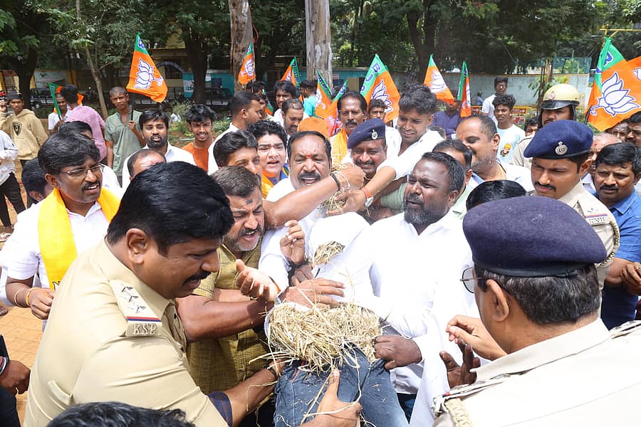 ನಗರದ ಸ್ವಾತಂತ್ರ್ಯ ಉದ್ಯಾನದಲ್ಲಿ ರಾಹುಲ್‌ ಗಾಂಧಿ ಅವರ ಪ್ರತಿಕೃತಿ ದಹಿಸಲು ಮುಂದಾದ ಬಿಜೆಪಿ ಕಾರ್ಯಕರ್ತರನ್ನು ಪೊಲೀಸರು ತಡೆದರು 