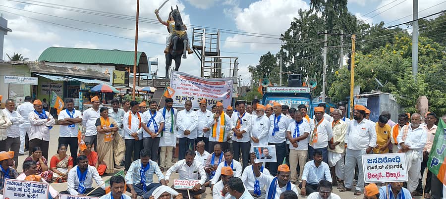 ಯಲಬುರ್ಗಾ ಪಟ್ಟಣದಲ್ಲಿ ಶನಿವಾರ ಲೋಕಸಭೆಯ ವಿರೋಧ ಪಕ್ಷದ ನಾಯಕ ರಾಹುಲ್ ಗಾಂಧಿ ವಿರುದ್ಧ ಬಿಜೆಪಿ ಮುಖಂಡರು ಪ್ರತಿಭಟನೆ ನಡೆಸಿ ಸ್ಥಾನಕ್ಕೆ ರಾಜೀನಾಮೆ ನೀಡಬೇಕು ಎಂದು ಒತ್ತಾಯಿಸಿದರು