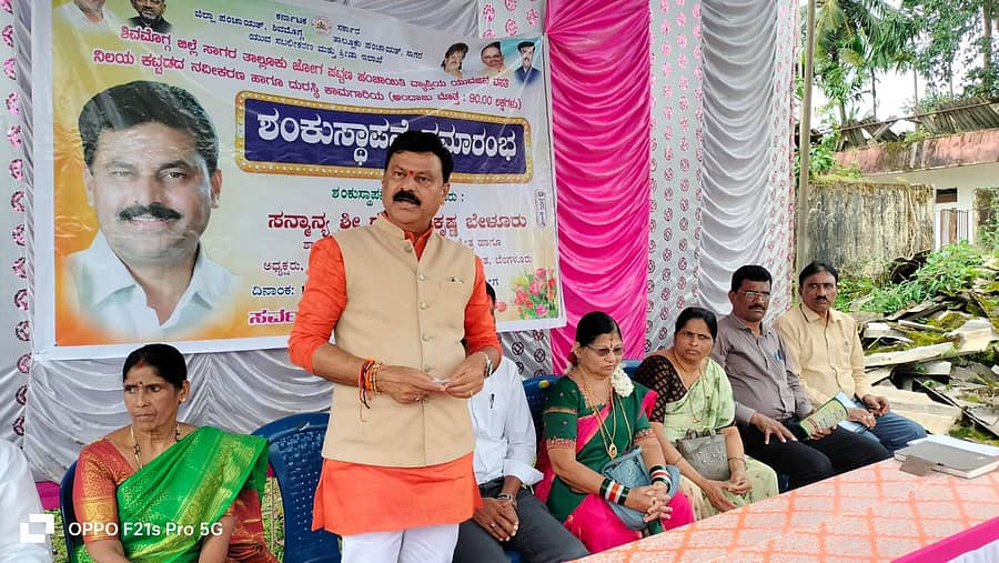 ಕಾರ್ಗಲ್ ಸಮೀಪದ ಜೋಗದ ಯೂತ್ ಹಾಸ್ಟೆಲ್ ಬಳಿ ಶುಕ್ರವಾರ ನಡೆದ ಅಭಿವೃದ್ಧಿ ಕಾರ್ಯಕ್ರಮಗಳ ಉದ್ಘಾಟನಾ ಸಮಾರಂಭದಲ್ಲಿ ಶಾಸಕ ಗೋಪಾಲ ಕೃಷ್ಣ ಬೇಳೂರು ಮಾತನಾಡಿದರು