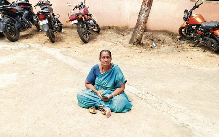 ಪುತ್ರಿ ವಾಸುಕಿ ಸಾವಿಗೆ ನ್ಯಾಯ ಕೊಡಿಸಬೇಕು ಎಂದು ಆಗ್ರಹಿಸಿ, ಮಾಗಡಿ ಪೊಲೀಸ್ ಠಾಣೆ ಎದುರು ವಕೀಲೆ ವೆಂಕಟಲಕ್ಷ್ಮಿ ಏಕಾಂಗಿಯಾಗಿ ಧರಣಿ ನಡೆಸಿದರು