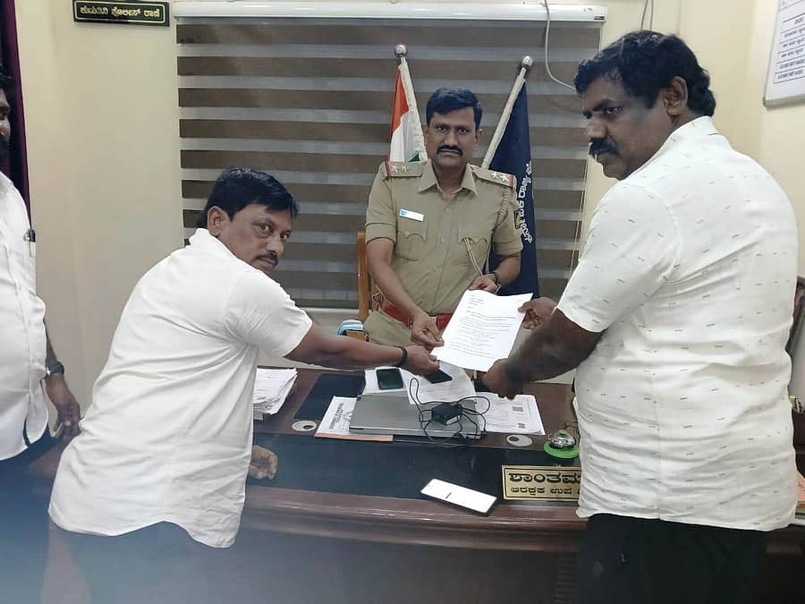 ಕುಡತಿನಿಯಲ್ಲಿ ಬಿಟಿಪಿಎಸ್ ಕಾರ್ಮಿಕ ಮುಖಂಡರು ಪಿಎಸ್ಐ ಶಾಂತಮೂರ್ತಿ ಅವರಿಗೆ ಈಚೆಗೆ ಮನವಿ ಸಲ್ಲಿಸಿದರು