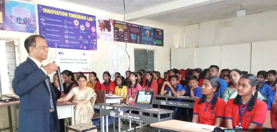 ನಿವೃತ್ತ ಬ್ರಿಗೇಡಿಯರ್ ಸುಧೀಂದ್ರ ಇಟ್ನಾಳ ಅವರು ಪ್ರೌಢಶಾಲೆ ಮಕ್ಕಳಿಗೆ ಪಾಠ ಮಾಡುತ್ತಿರುವುದು  