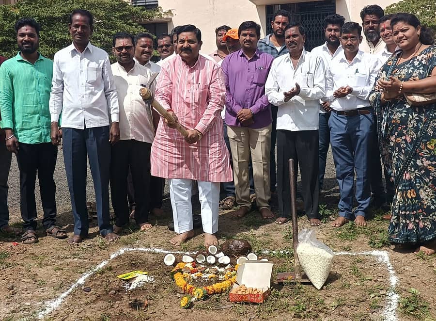 ರಾಯಬಾಗ ಪಟ್ಟಣದ ಪ್ರಥಮ ದರ್ಜೆ ಕಾಲೇಜಿನ ಆವರಣದಲ್ಲಿ ಹೆಚ್ಚುವರಿ ಕೊಠಡಿಗಳ ನಿರ್ಮಾಣ ಕಾಮಗಾರಿಗೆ ಶಾಸಕ ಡಿ.ಎಂ. ಐಹೊಳೆ ಶನಿವಾರ ಭೂಮಿ ಪೂಜೆ ನೆರವೇರಿಸಿದರು