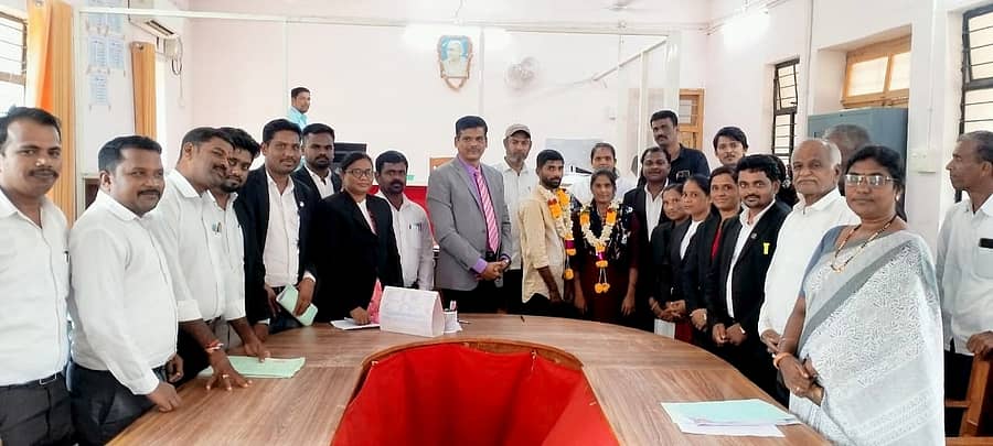 ಯಲಬುರ್ಗಾ ಪಟ್ಟಣದ ನ್ಯಾಯಾಲಯದಲ್ಲಿ ಶನಿವಾರ ನಡೆದ ರಾಷ್ಟ್ರೀಯ ಲೋಕ ಅದಾಲತ್ನಲ್ಲಿ ವಿಚ್ಛೇದನ ಬಯಸಿದ್ದ ದಂಪತಿಯು ಹಿರಿಯ ಶ್ರೇಣಿ ನ್ಯಾಯಾಧೀಶ ಜೆ.ರಂಗಸ್ವಾಮಿ ಅವರ ಸಮ್ಮುಖದಲ್ಲಿ ಮತ್ತೆ ಒಂದಾದರು