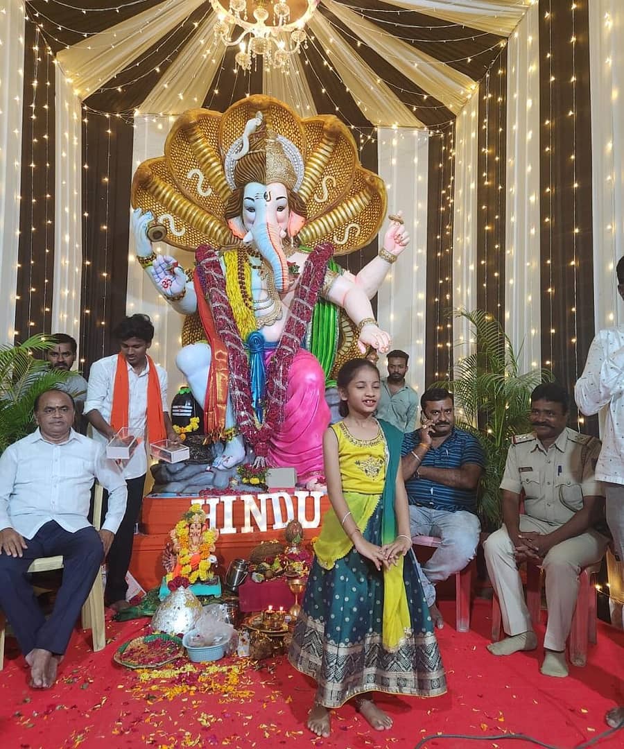 ಕಮಲನಗರದ ಪಟ್ಟಣದ ಹಿಂದೂ ಗಣೇಶ ಮಂಡಳಿಯ ಗಣೇಶನ ವಿಸರ್ಜನೆ ಕಾರ್ಯಕ್ರಮದಲ್ಲಿ ಸರ್ಕಾರಿ ನೌಕರರ ಸಂಘದ ತಾಲ್ಲೂಕು ಅಧ್ಯಕ್ಷ ಲಿಂಗಾನಂದ ಮಹಾಜನ್, ಎಸ್ಐ ಚಂದ್ರಶೇಖರ ನಿರ್ಣೆ, ಕಂದಾಯ ನಿರೀಕ್ಷಕ ಪ್ರವೀಣ್ ಬಿರಾದಾರ ಪಾಲ್ಗೊಂಡಿದ್ದರು