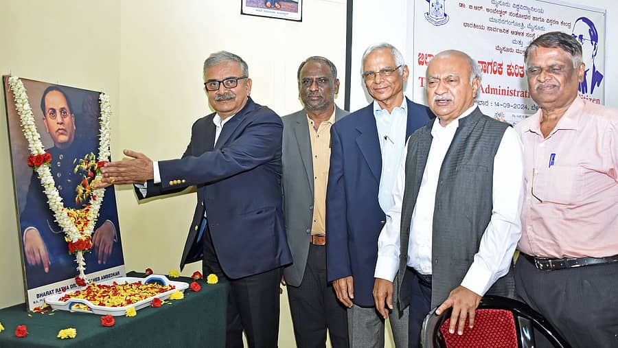 ಕಾರ್ಯಕ್ರಮದಲ್ಲಿ ಅಂಬೇಡ್ಕರ್ ಭಾವಚಿತ್ರಕ್ಕೆ ಗುರುಚರಣ್ ಗೊಲ್ಲರಕೇರಿ ಪುಷ್ಪಾರ್ಚನೆ ನೆರವೇರಿಸಿದರು. ಪ್ರೊ.ಜೆ.ಸೋಮಶೇಖರ್, ಎಸ್.ಟಿ.ರಮೇಶ್, ರವಿ ಜೋಶಿ, ಪ್ರೊ.ಶಿವಣ್ಣ ಎನ್. ಭಾಗವಹಿಸಿದ್ದರು