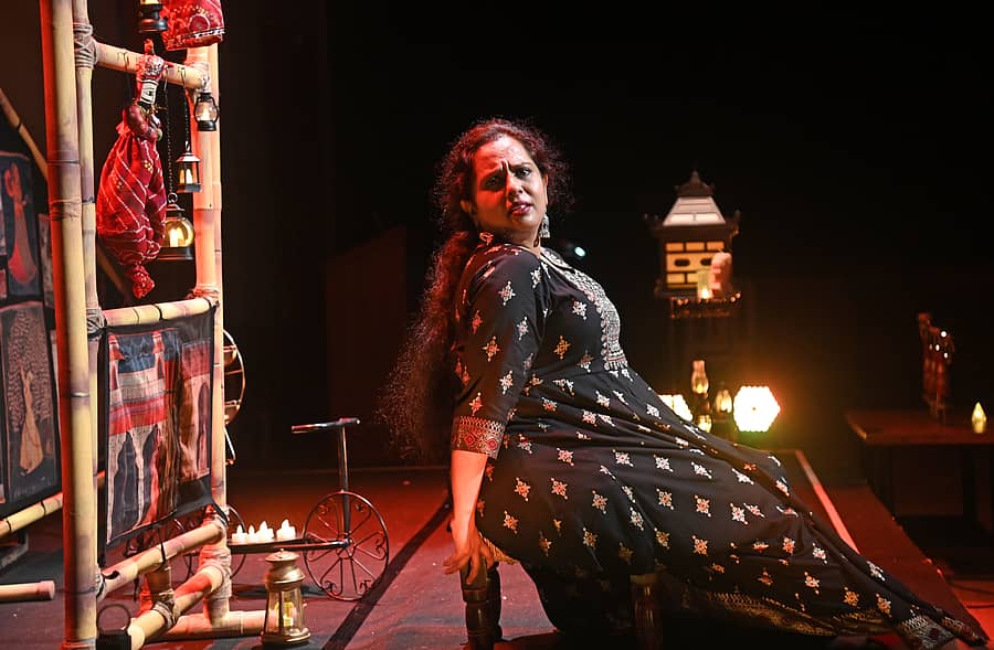 ‘ದೀಪಧಾರಿಣಿ’ಯಾಗಿ ಶ್ರೀವಿದ್ಯಾ  ಪ್ರಜಾವಾಣಿ ಚಿತ್ರ 