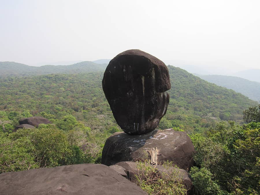 ಕಾರವಾರ ತಾಲ್ಲೂಕಿನ ಸಾವನಾಳ ಗ್ರಾಮದ ಪರ್ವತದ ತುದಿಯಲ್ಲಿರುವ ಭೀಮನ ಬುಗುರಿ ಕಲ್ಲು ಚಿತ್ರ:ರವಿ ಗೌಡ
