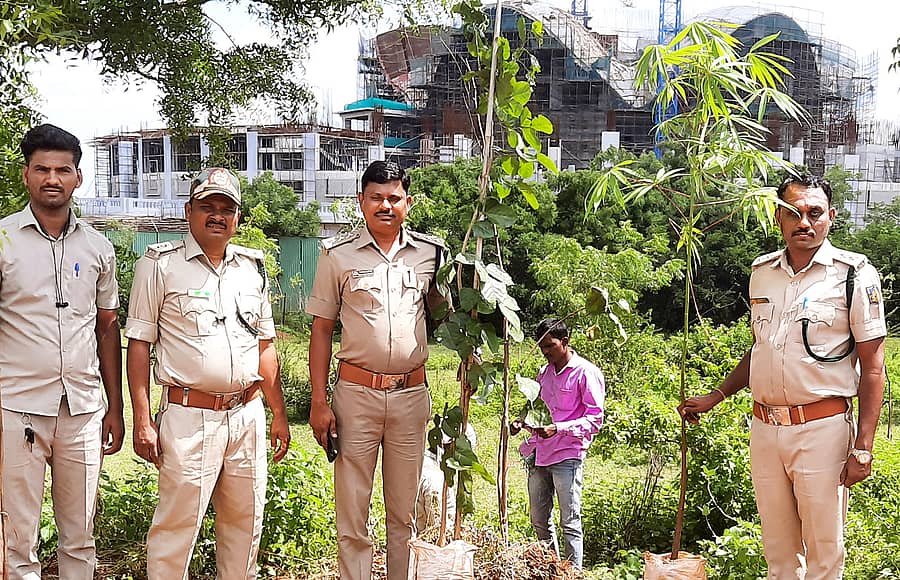 ಬಸವಕಲ್ಯಾಣದ ಶನಿವಾರ ಪ್ರಜಾಪ್ರಭುತ್ವ ದಿನಾಚರಣೆ ಅಂಗವಾಗಿ ಮಾನವ ಸರಪಳಿ ಆರಂಭ ಆಗಲಿರುವ ಅನುಭವ ಮಂಟಪದ ಪರಿಸರದಲ್ಲಿ ವಲಯ ಅರಣ್ಯಾಧಿಕಾರಿ ಮಹೇಂದ್ರಕುಮಾರ ಮೌರ್ಯ ಸಸಿ ನೆಟ್ಟರು. ಉಪ ವಲಯ ಅರಣ್ಯಾಧಿಕಾರಿ ಸಂತೋಷಕುಮಾರ ಯಾಚೆ, ನಿಸಾರ್ ಇದ್ದರು