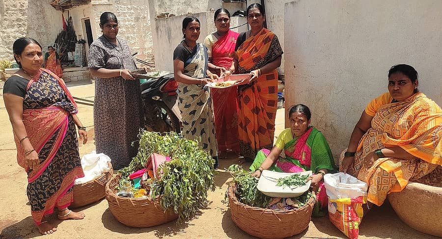 ಬೆನಕಟ್ಟಿ ಗ್ರಾಮಕ್ಕೆ ಆಗಮಿಸಿದ ಜೋಕುಮಾರ ಸ್ವಾಮಿಗೆ ಓಣಿ ಓಣಿಗಳಲ್ಲಿ ಮಹಿಳೆಯರು ಪೂಜೆ ಸಲ್ಲಿಸಿ ದವಸ ಧಾನ್ಯ ನೀಡಿದರು