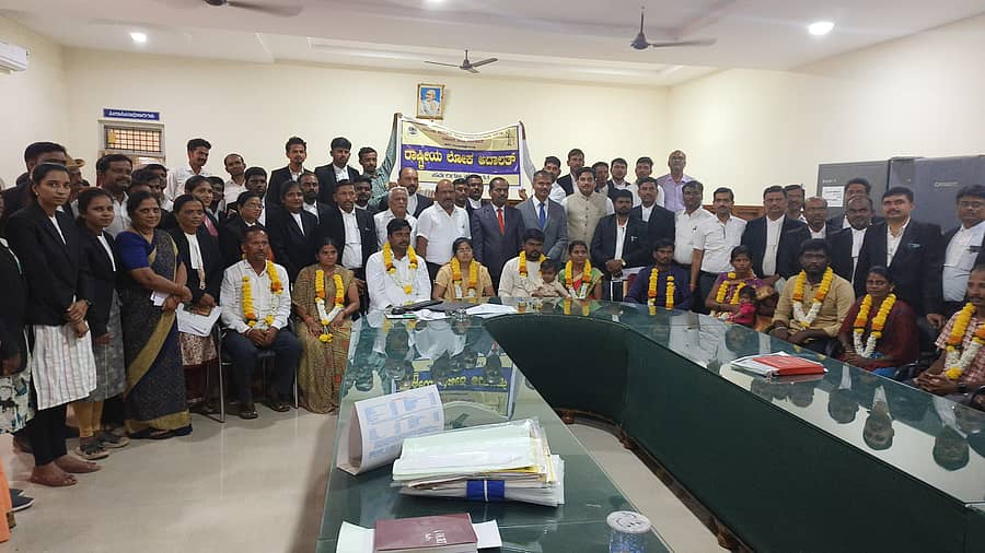 ಗಂಗಾವತಿ ನ್ಯಾಯಾಲಯ ಸಂಕೀರ್ಣದಲ್ಲಿ ನಡೆದ ರಾಷ್ಟ್ರೀಯ ಲೋಕ ಅದಾಲತ್‌ನಲ್ಲಿ ವಿಚ್ಛೇದನಕ್ಕೆ ಅರ್ಜಿ ಸಲ್ಲಿಸಿದ ಎಂಟು ಜೋಡಿಗಳು ಶನಿವಾರ ಮತ್ತೆ ಒಂದಾದರು. ನ್ಯಾಯಾಧೀಶರು, ವಕೀಲರು ಉಪಸ್ಥಿತರಿದ್ದರು