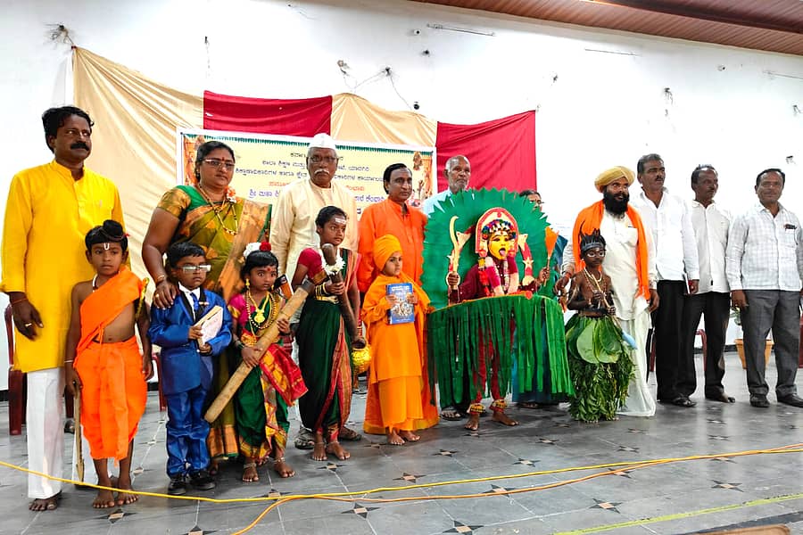 ಕೆಂಭಾವಿ ಪಟ್ಟಣದ ಹೇಮರಡ್ಡಿ ಮಲ್ಲಮ್ಮ ಕಲ್ಯಾಣ ಮಂಟಪದಲ್ಲಿ ಶನಿವಾರ ನಡೆದ ಕೆಂಭಾವಿ ಕ್ಲಸ್ಟರ್‌ ಮಟ್ಟದ ಪ್ರತಿಭಾ ಕಾರಂಜಿ ಮತ್ತು ಕಲೋತ್ಸವ ಕಾರ್ಯಕ್ರಮದಲ್ಲಿ ಚನ್ನಬಸವ ಶಿವಾಚಾರ್ಯರು ವಿವಿಧ ಛದ್ಮವೇಷ ಧರಿಸಿದ ವಿದ್ಯಾರ್ಥಿಗಳನ್ನು ಪ್ರೋತ್ಸಾಹಿಸಿದರು